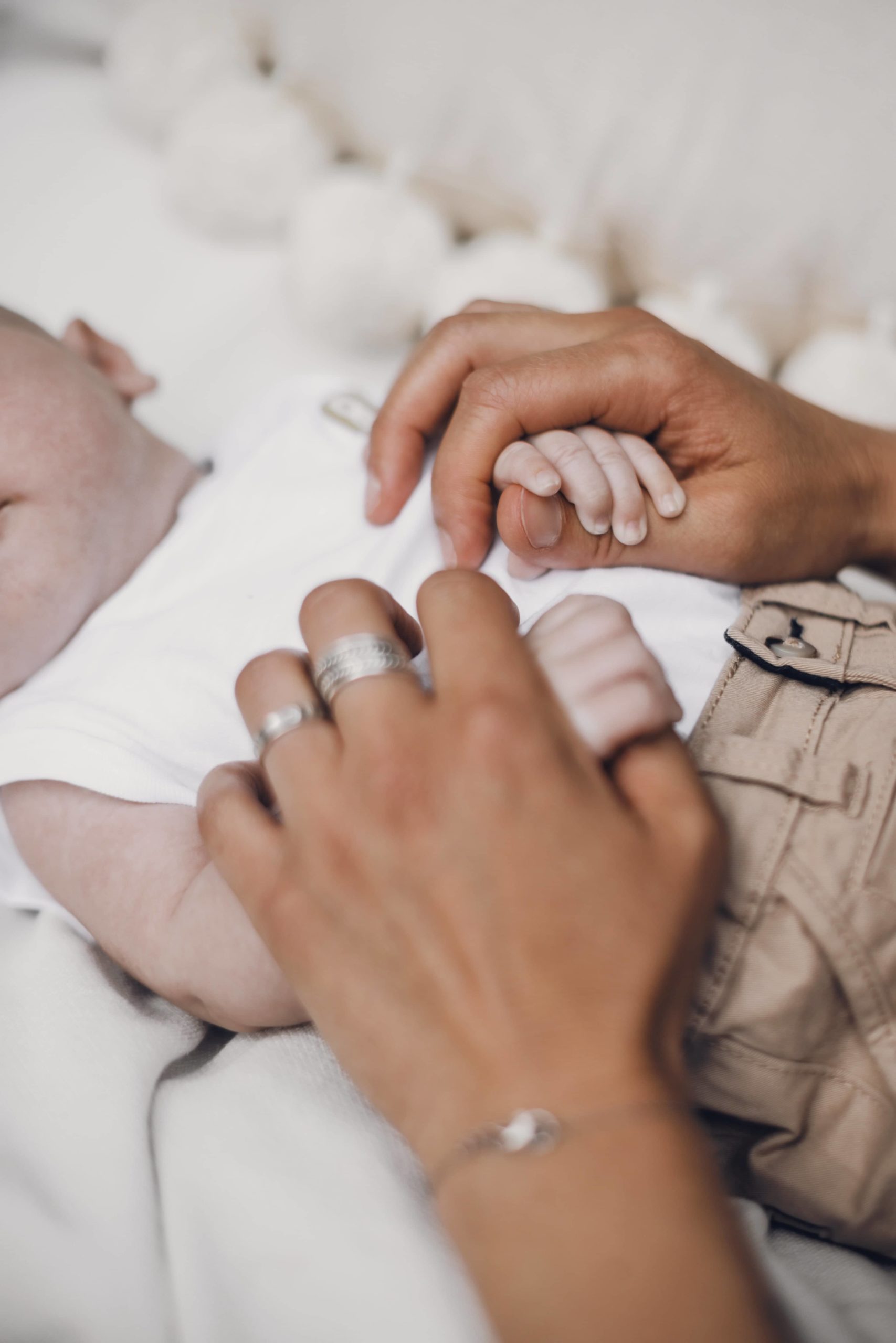 Doula bébé mains jointes